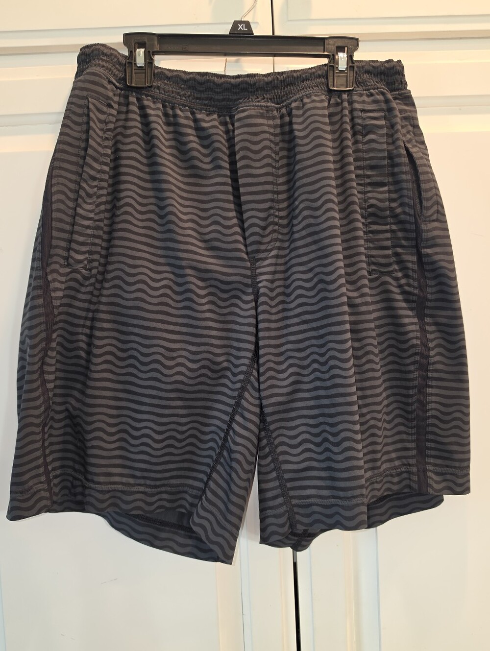 lululemon athletica Size Large Men's Black and Gray Wave-Pattern Athletic Shorts